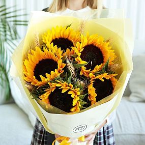 Букет из 5 подсолнухов с пшеницей в упаковке