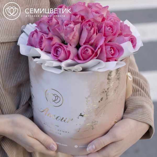 Букет в бежевой шляпной коробке Amour Mini из 31 розовой розы (Кения)