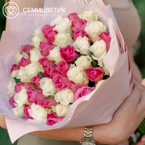 Букет из 51 белой и розовой розы 40 см (Кения) в кремовой пленке