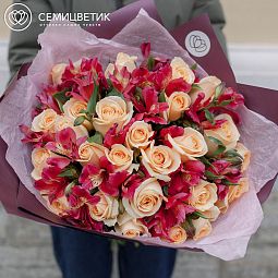 Букет из 25 кремовых роз (Россия) и 10 красных альстромерий