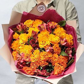 Букет из 26 оранжевых роз 35-40 см (Россия) и 7 красных альстромерий