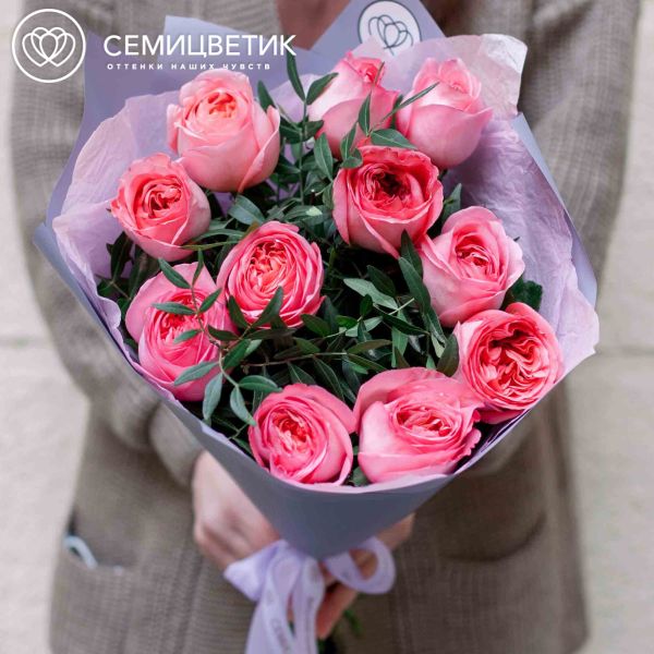 Букет из 11 розовых пионовидных роз Pink Expression 50 см с фисташкой