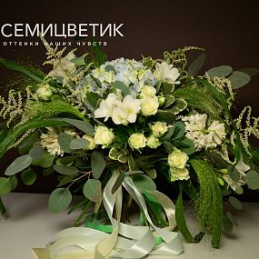 Букет из гортензии, кустовых роз и астильбы в упаковке