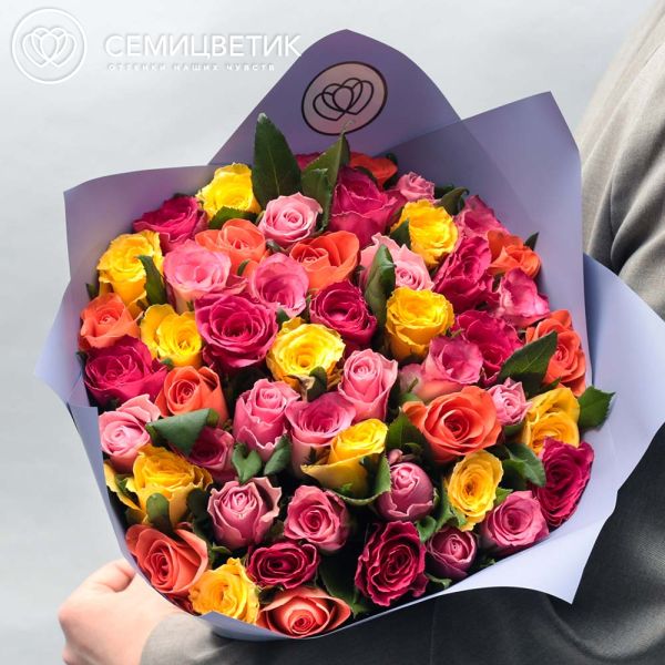 Букет из 51 розы микс (Кения) 35-40 см в сиреневой пленке