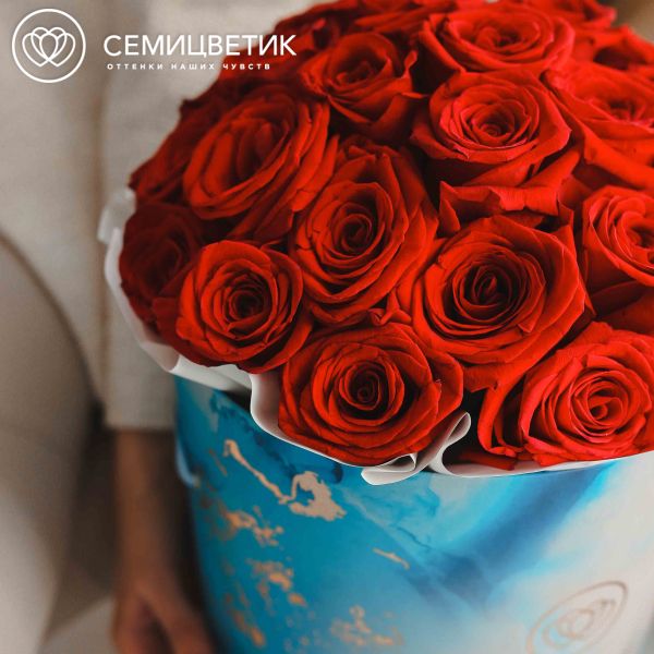 Букет в голубой шляпной коробке Amour из 33 красных роз Freedom (Эквадор) 