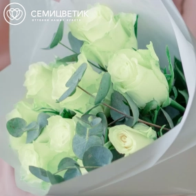 Букет из 9 белых роз 40 см (Кения) с эвкалиптом в белой пленке