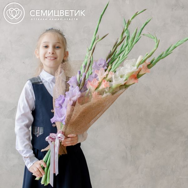 Букет из 9 гладиолусов микс