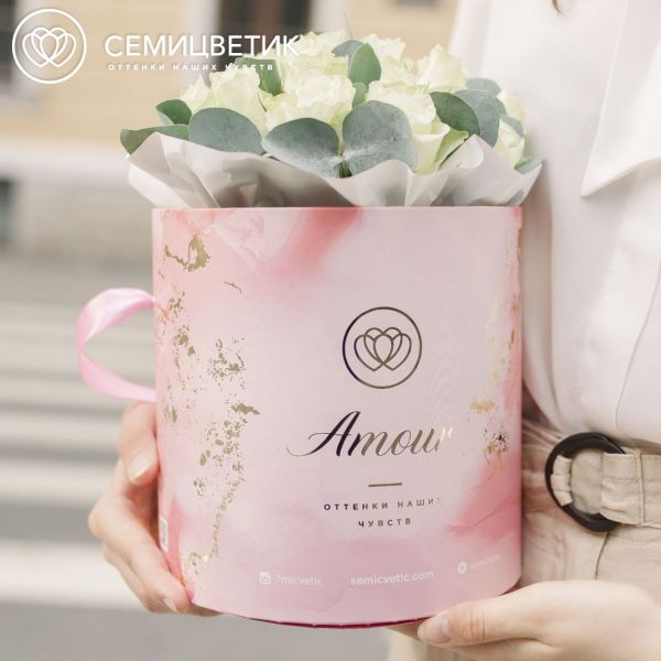 Букет в розовой шляпной коробке Amour Mini из 21 белой розы (Кения) с эвкалиптом