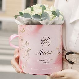 Букет в розовой шляпной коробке Amour Mini из 21 белой розы (Кения) с эвкалиптом
