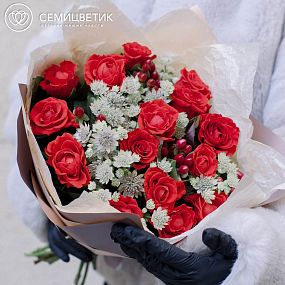 Букет из красных роз, астранции и красного гиперикума в кремовой пленке