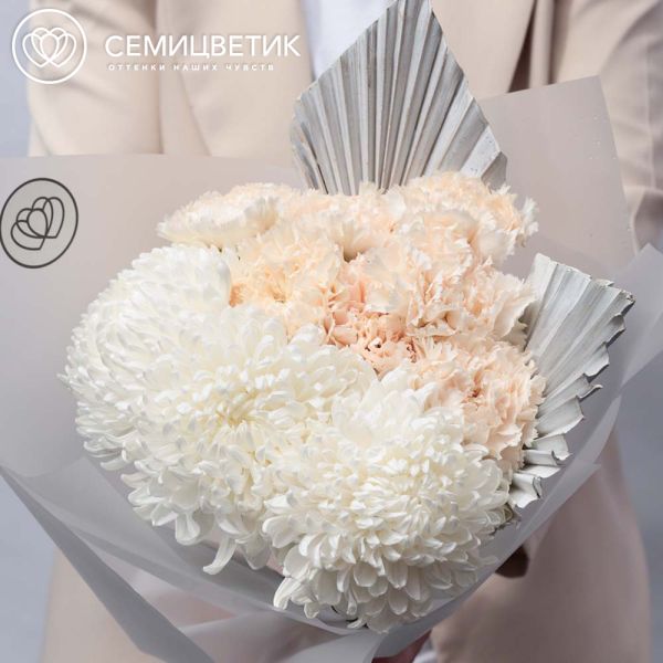 Букет из одноголовых хризантем и гвоздик с сухоцветом