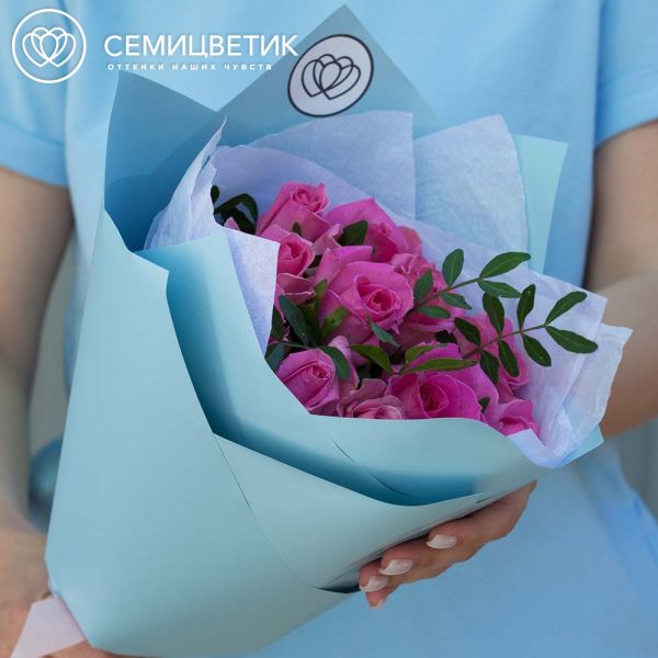 Букет из 11 розовых роз 35-40 см (Россия) с фисташкой