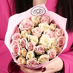 Букет из 25 нежно-розовых и белых роз 40 см (Кения) в розовой пленке