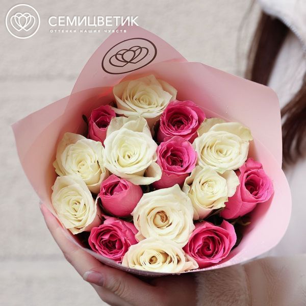 Букет из 15 белых и розовых роз 50 см (Кения) в розовой упаковке