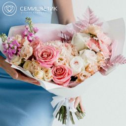 Стильный дизайнерский букет из роз, гвоздик и гортензии "M" в розовых тонах