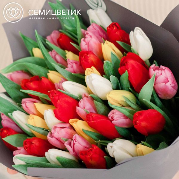 Букет из 51 тюльпана микс в сиреневой пленке