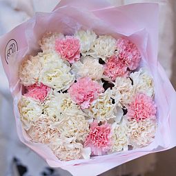Бело-розовый свадебный букет  из 25 розовых, белых и кремовых гвоздик