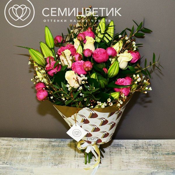 Букет из лилии, пионовидной розы и ваксфлаура в упаковке