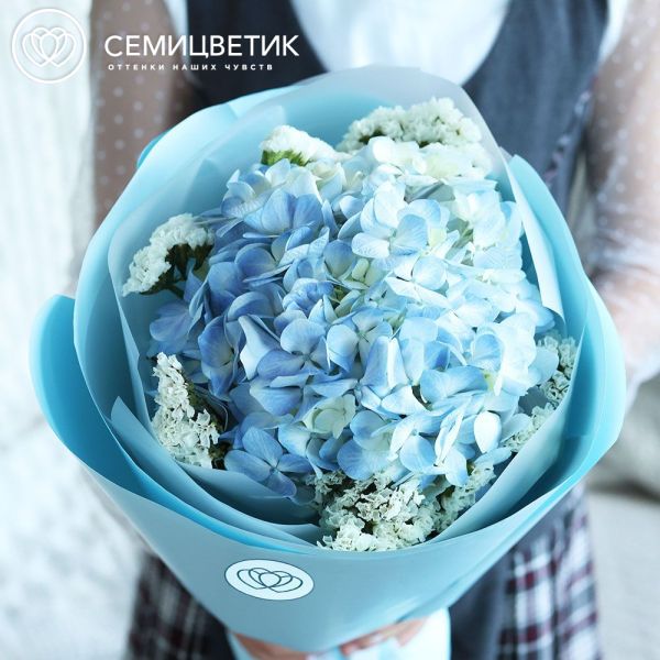Букет из голубой гортензии и статицы в круглой упаковке