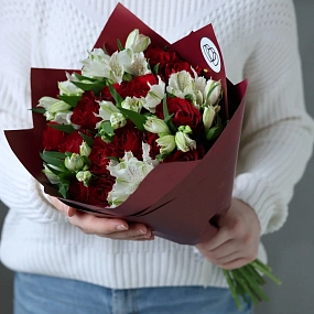 Букет из 15 красных роз 40 см (Кения) и 7 белых альстромерий в кремовой пленке
