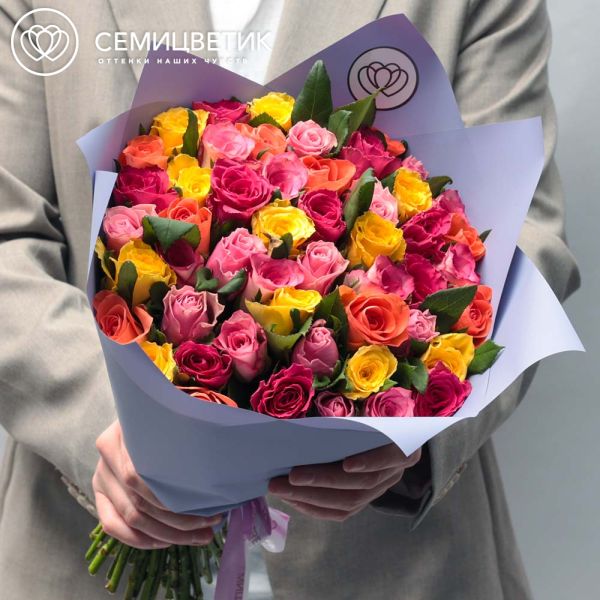 Букет из 51 розы микс (Кения) 35-40 см в сиреневой пленке