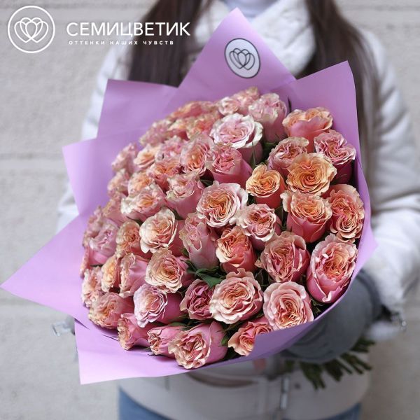 Букет из 51 розовой пионовидной розы Mabella 40 см в сиреневой упаковке