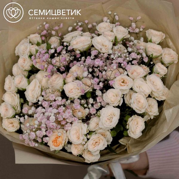 Букет из 13 кремовых кустовых роз 40 см (Кения) и 2 розовых гипсофил