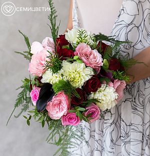 Свадебный букет из пионовидных роз, аспарагуса и георгинов