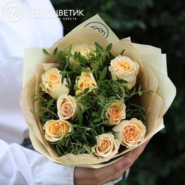 Букет из 9 кремовых роз 40 см (Кения) с фисташкой