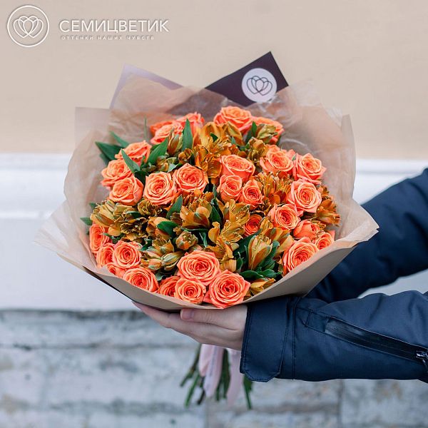 Букет из 15 оранжевых кустовых роз 40 см (Эквадор) и 10 оранжевых альстромерий