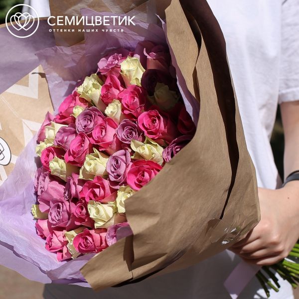 Букет из 51 белой, сиреневой и розовой розы 40 см (Кения)