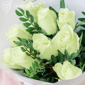 Букет из 9 белых роз 40 см (Кения) с фисташкой в белой пленке