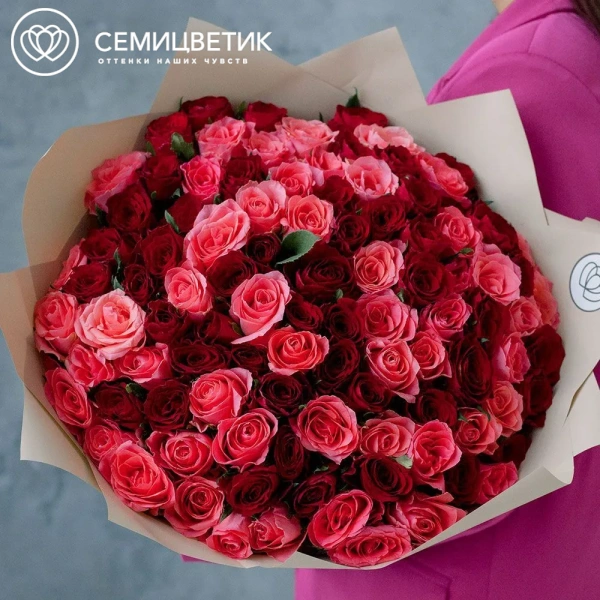 Букет из 101 красной и коралловой розы 35-40 см (Кения) в кремовой пленке