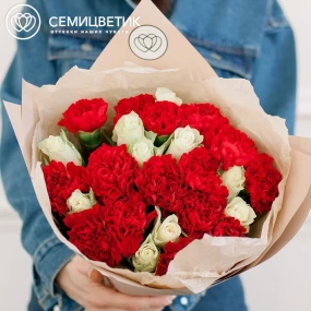 Букет из 15 красных гвоздик и 10 белых роз 35-40 см (Кения) в кремовой пленке