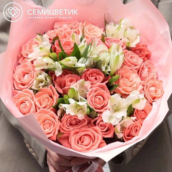 Букет из 26 розовых роз 35-40 см (Россия) и 7 белых альстромерий в розовой пленке