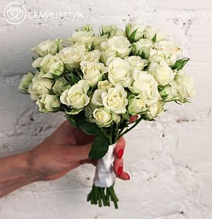 Свадебный букет из белых кустовых роз