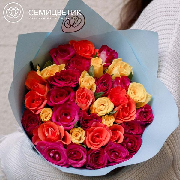 Букет из 35 роз 35-40 см микс (Кения) в голубой пленке