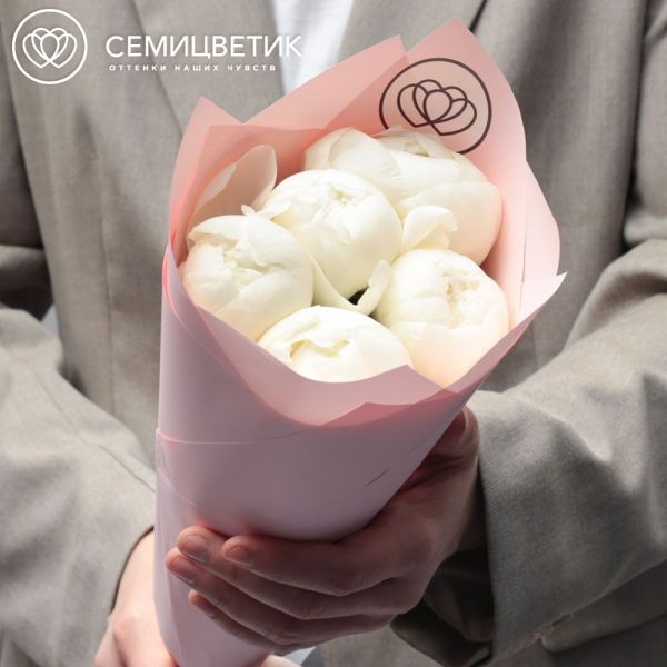 Букет из 5 белых пионов Premium в розовой пленке