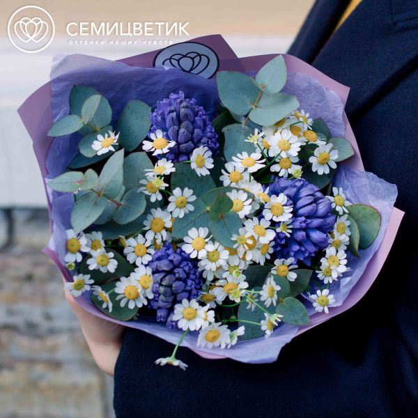 Букет из гиацинтов и матрикарии в сиреневой пленке
