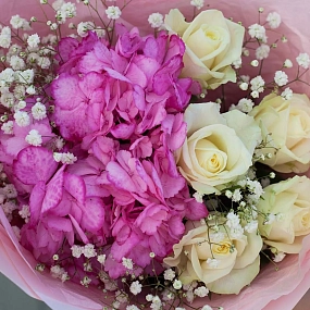 Букет из розовой гортензии, 5 белых роз и гипсофилы в розовой пленке