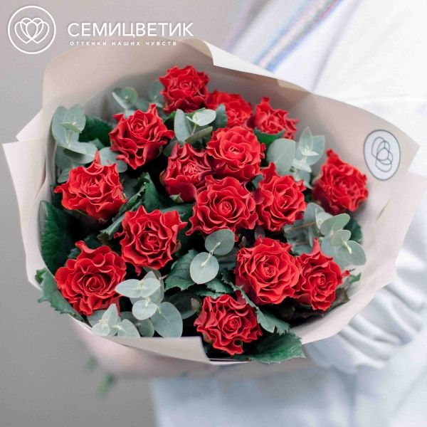 Букет из 15 красных роз Эль Торро 60 см (Россия) с эвкалиптом