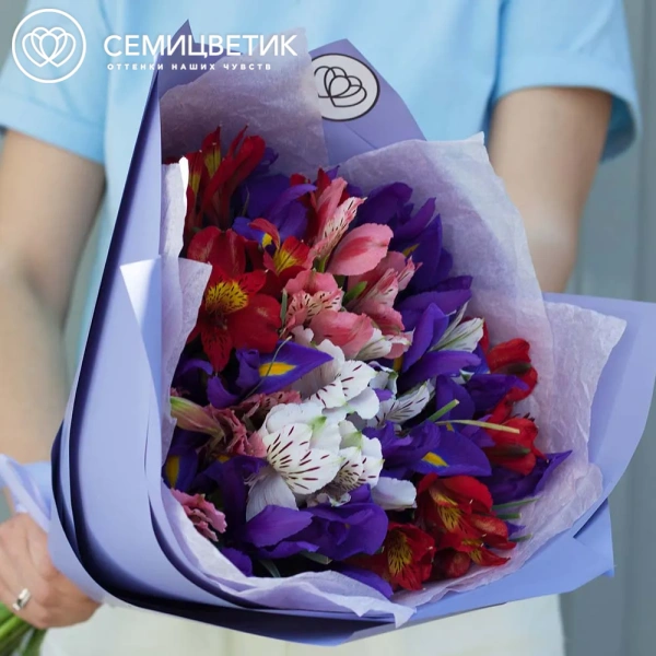 Букет из 9 ирисов и 6 альстромерий микс в сиреневой пленке