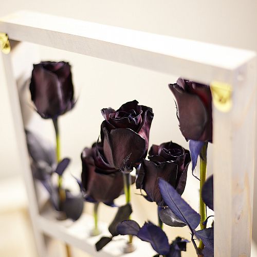 Деревянная рамка с чёрными розами