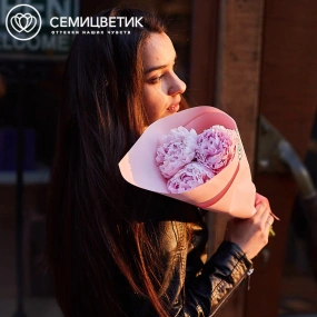 Букет из 3 розовых пионов Premium в розовой пленке