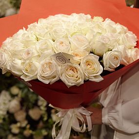 Букет из 51 белой пионовидной розы White O'Hara 40 см