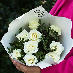 Букет из 9 белых роз 40 см (Кения) с эвкалиптом