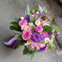 Свадебный букет из роз, пионов, лизиантуса и нигеллы