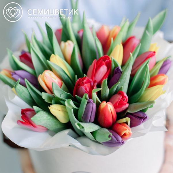 Букет в белой шляпной коробке Amour Mini из 35 тюльпанов микс