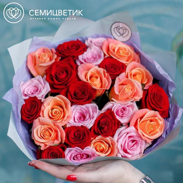 Букет из 25 красных, оранжевых и нежно-розовых роз 35-40 см (Россия)