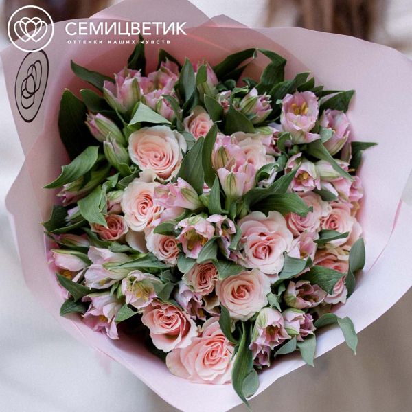 Букет из 15 нежно-розовых роз 40 см (Кения) и 7 альстромерий в розовых тонах в розовой пленке